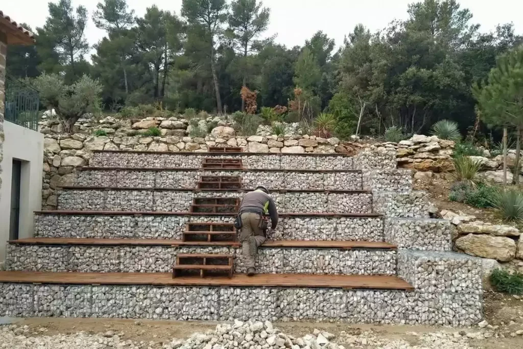 comment fixer bois sur gabion