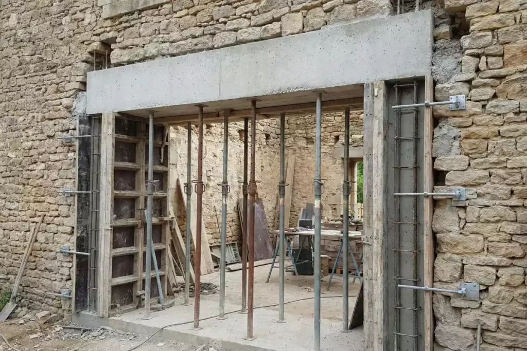 chainage beton mur en pierre