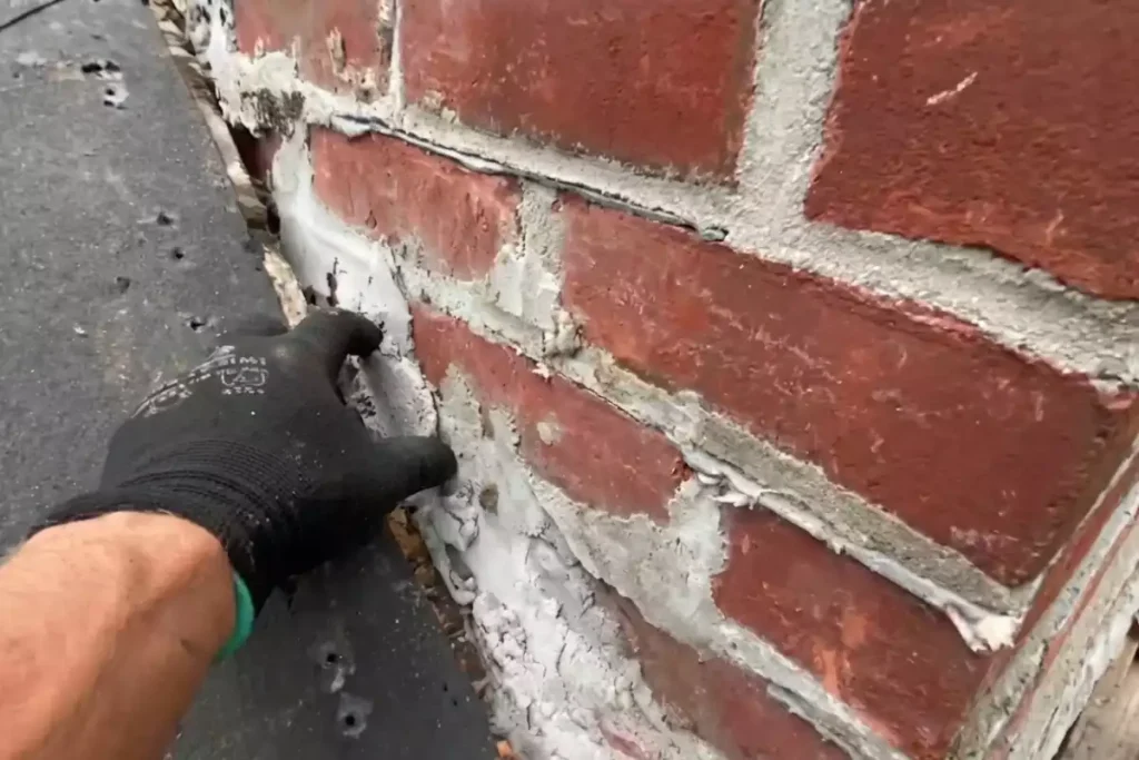 eau de pluie qui coule dans conduit de cheminée