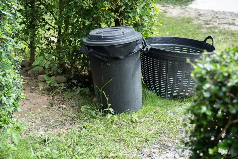 fabriquer un récupérateur d'eau de pluie avec une poubelle