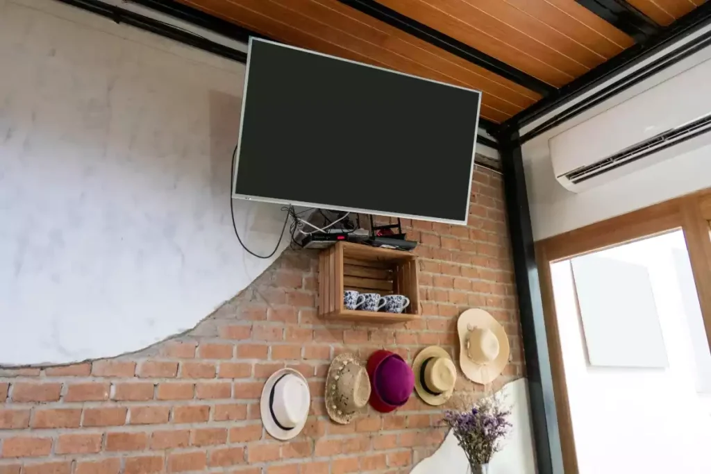 comment cacher les cables tv au mur