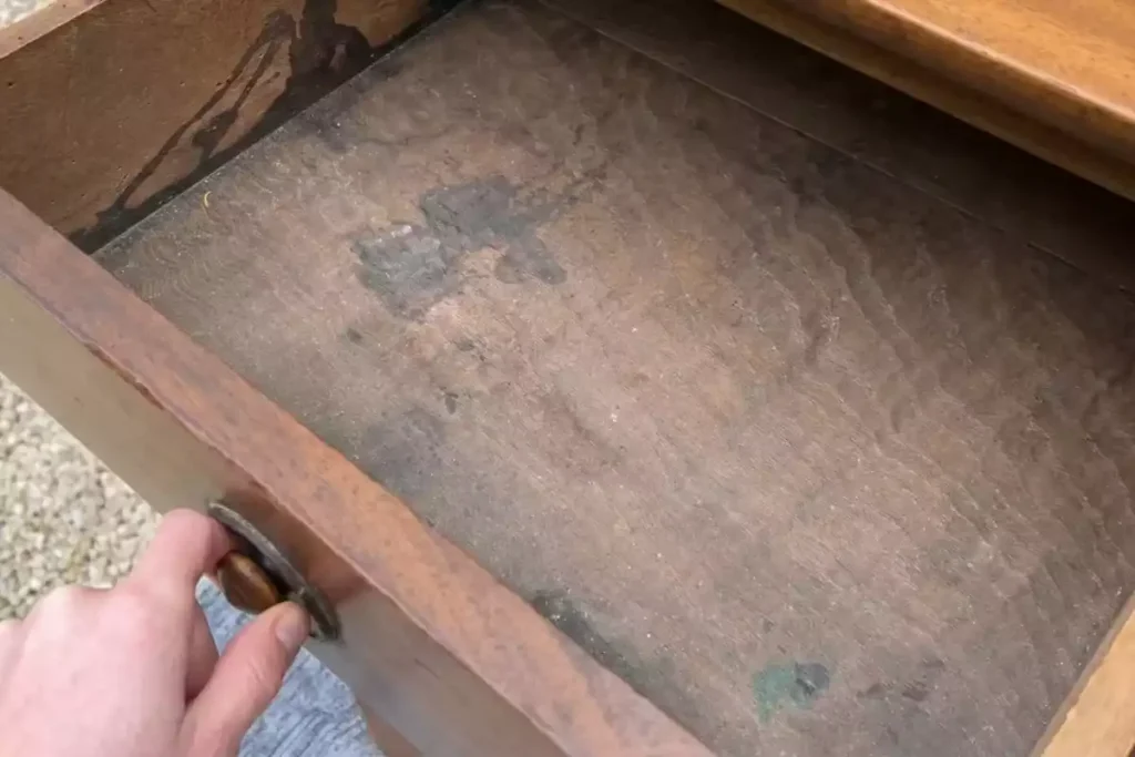 nettoyer moisissure meuble en bois naturellement