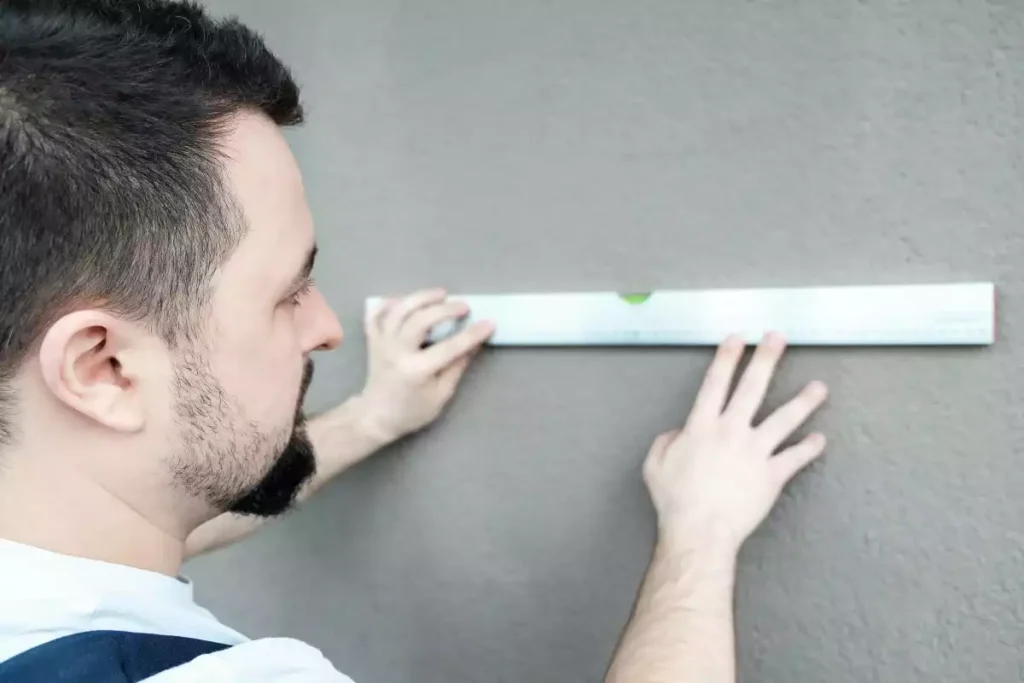 comment rattraper un mur pas droit en placo
