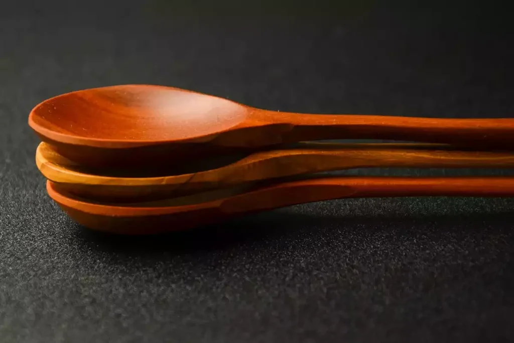 nettoyer cuillère en bois eau bouillante bicarbonate