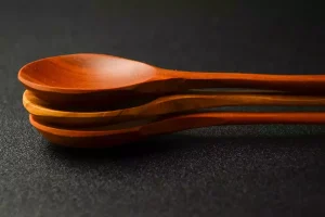 nettoyer cuillère en bois eau bouillante bicarbonate