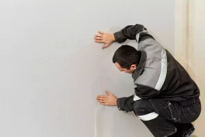 rattraper un mur pas droit en placo