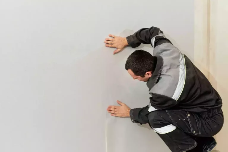 rattraper un mur pas droit en placo