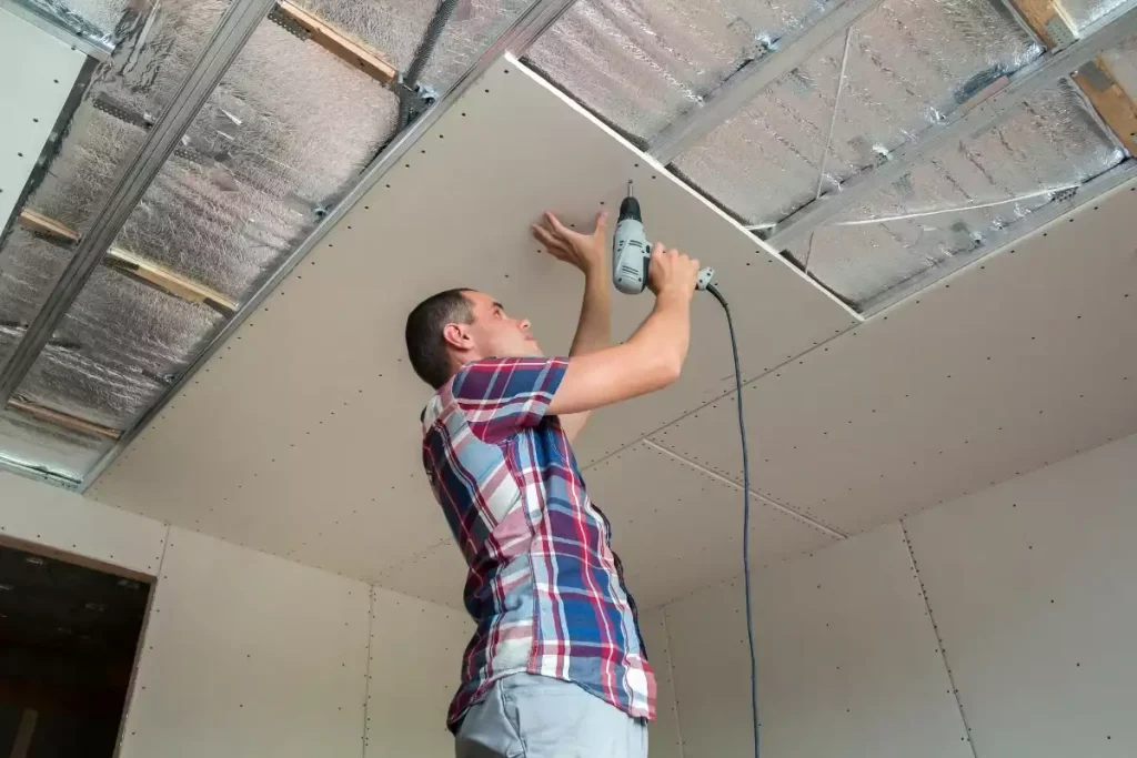 placo mur ou plafond en premier
