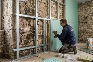 placo sur mur en pierre humide