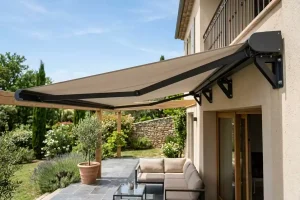 combien de fixation pour un store banne