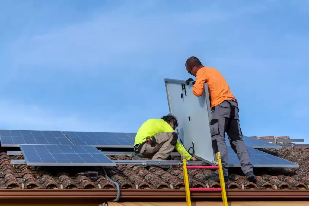 fixer panneau solaire sur toit tuile