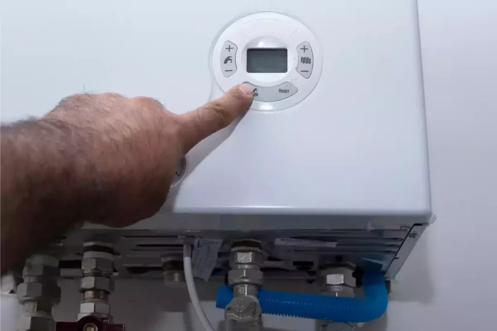 Chauffe-eau électrique en marche forcée relançant sa résistance en dehors des heures creuses