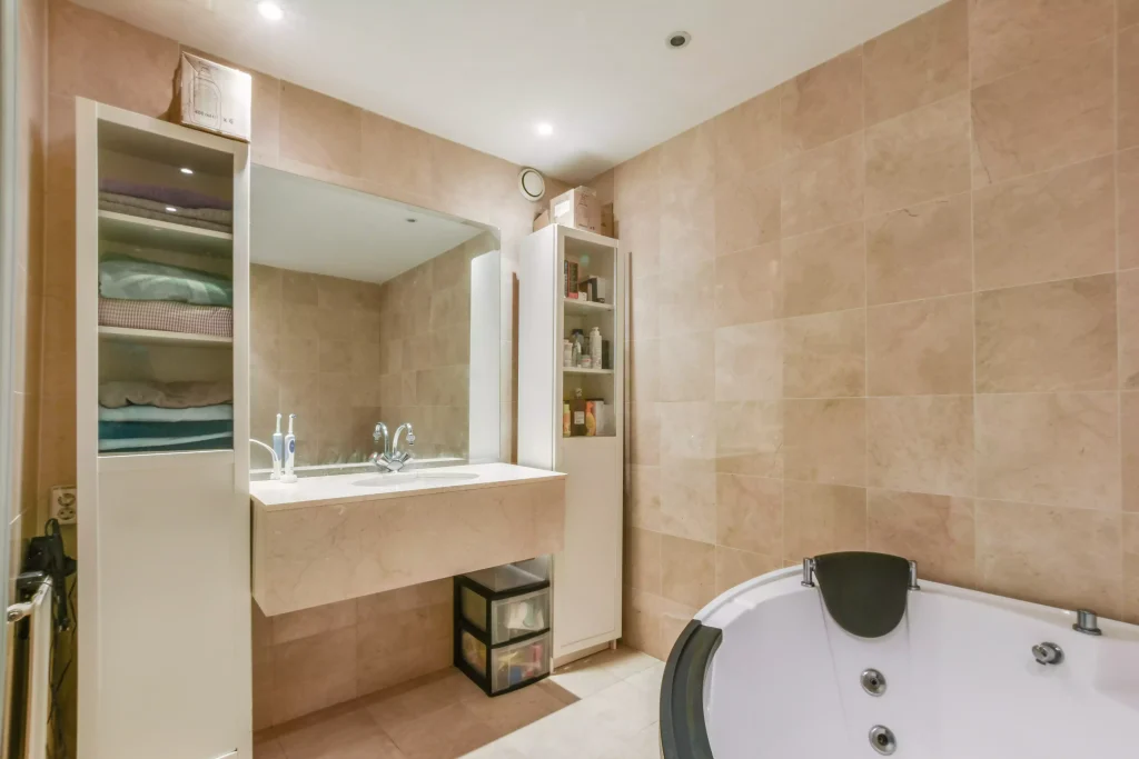 Carrelage en travertin pour salle de bain