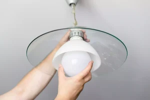 Changer une ampoule LED sur un plafonnier