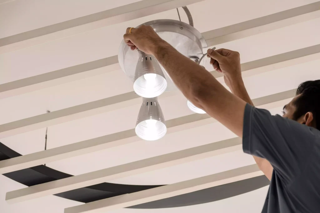 Remplacer une ampoule LED dans un plafonnier