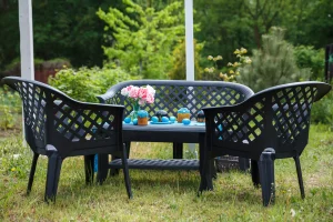 Découvrez nos astuces pour redonner éclat et longévité à votre salon de jardin en plastique noir avec des conseils d'entretien pratiques et écologiques.