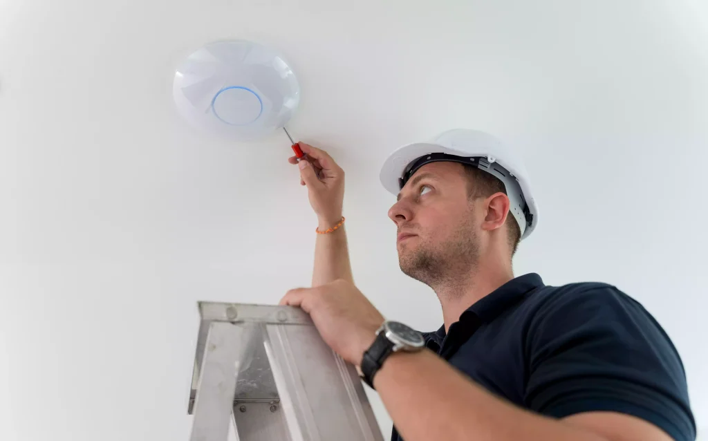 Installation d'un plafonnier LED par un professionnel