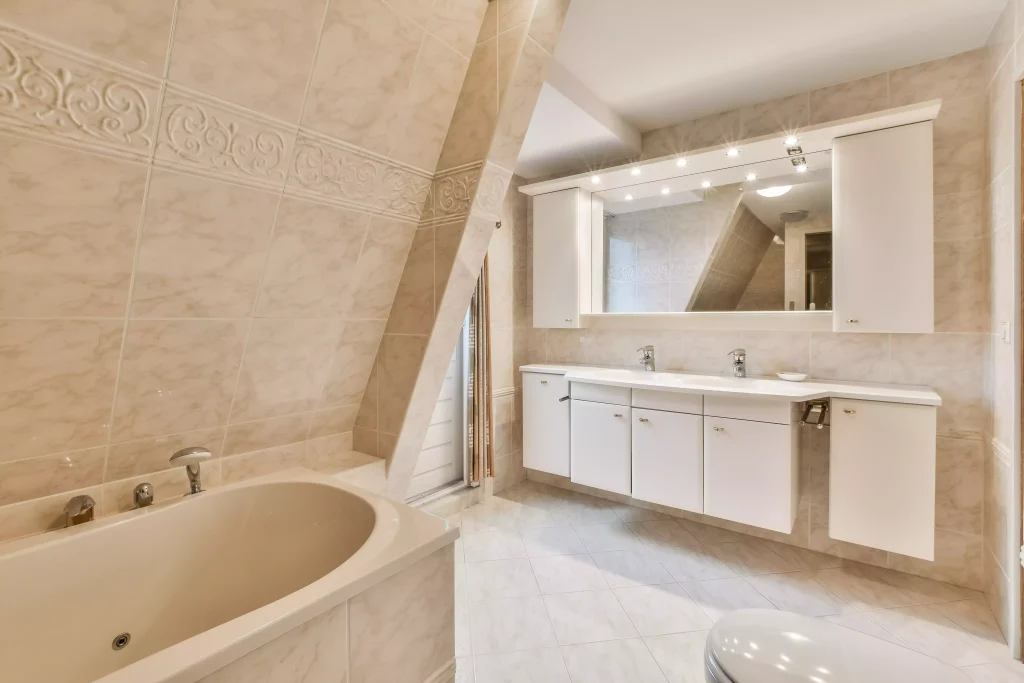 Salle de bain en travertin