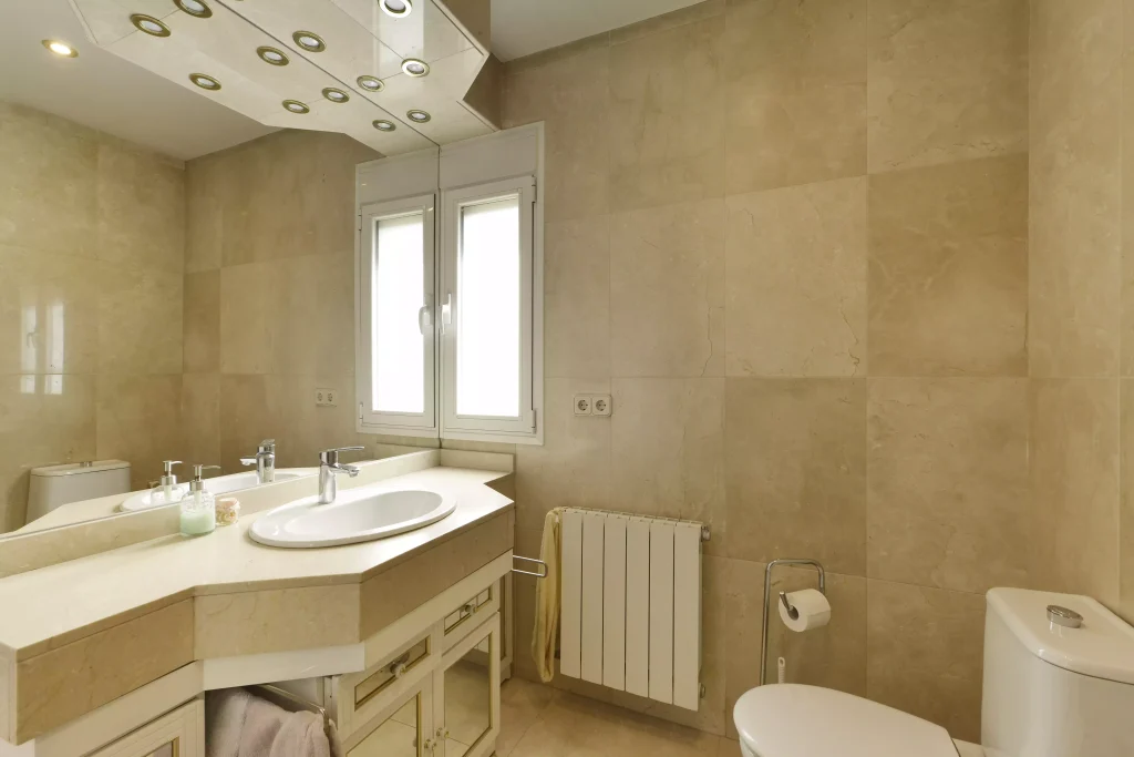 Salle de bain en travertin beige