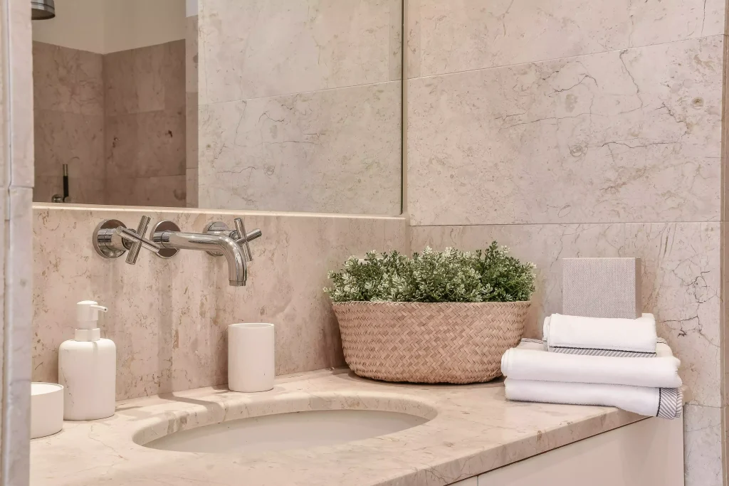 Salle de bain en travertin avec douche