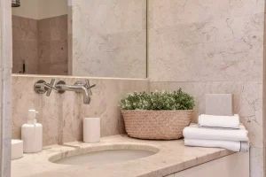 Salle de bain en travertin avec douche