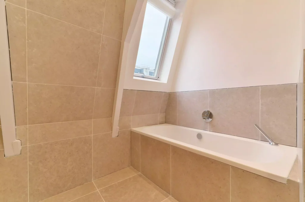 Salle de bain en travertin moderne