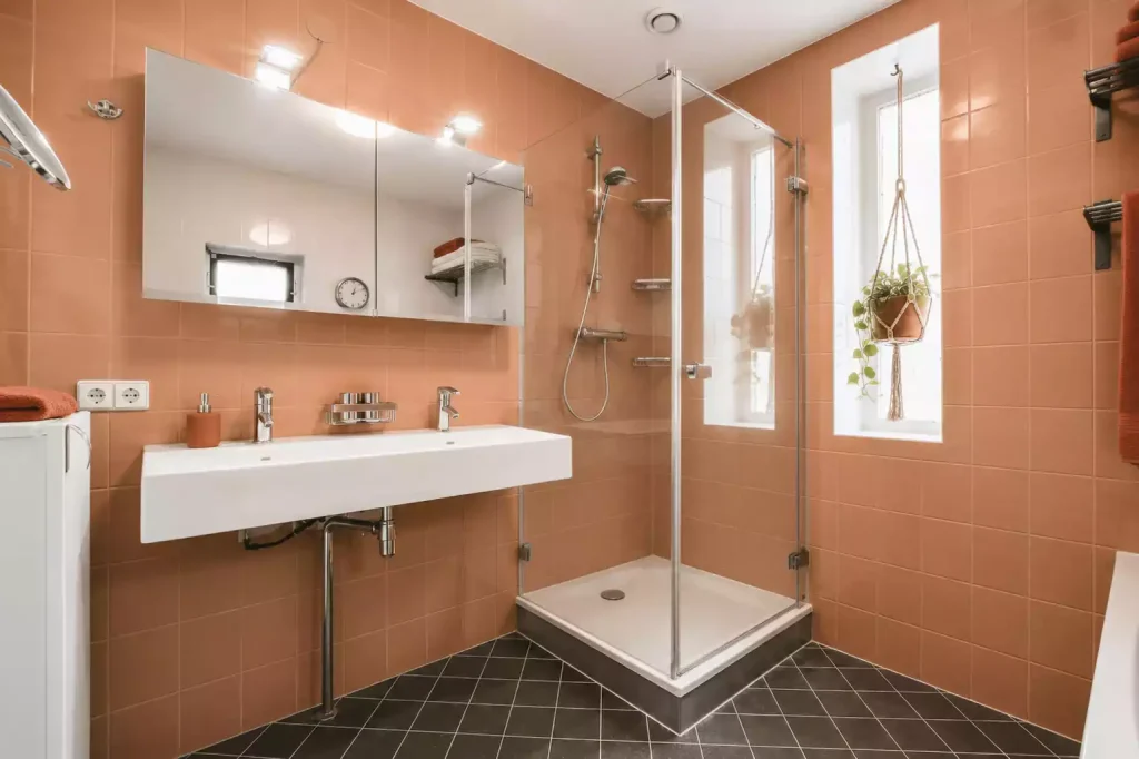 Conseils pour utiliser du carrelage terracotta au sol ou sur les murs d’une salle de bain.