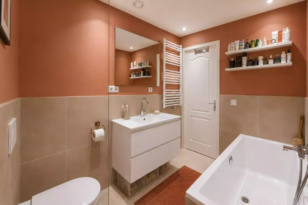 Inspirations déco pour aménager une salle de bain autour des tons terracotta.