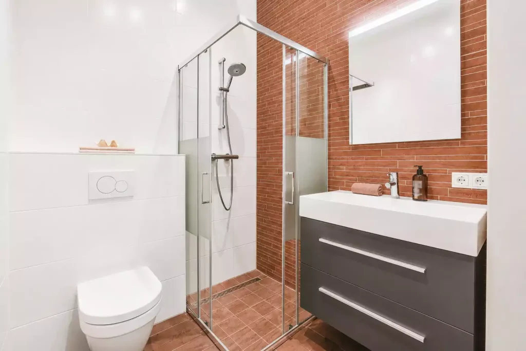 Inspirations pour combiner beige et terracotta dans une salle de bain douce et chaleureuse.