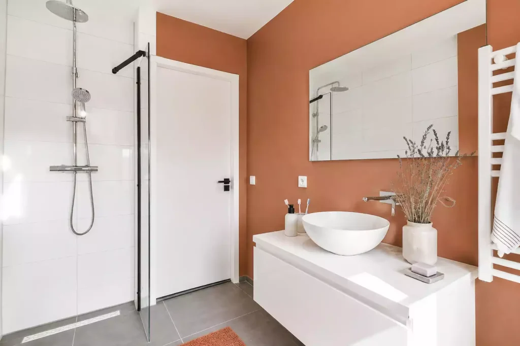 Conseils pour intégrer la couleur terracotta dans une salle de bain moderne et équilibrée.