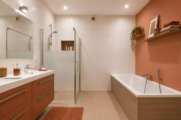 Idées, inspirations et conseils pour créer une salle de bain terracotta chaleureuse et harmonieuse.
