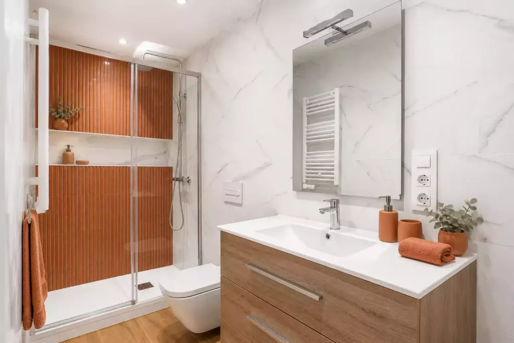 Idées pour associer le terracotta à une décoration de salle de bain contemporaine.
